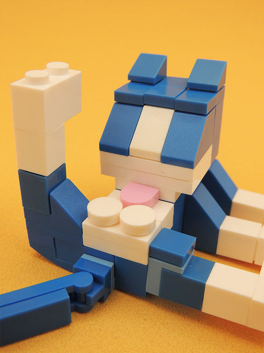 Chat qui se lèche - Bleu & Blanc - DIY Kit en Briques Décoratives (62 pièces)