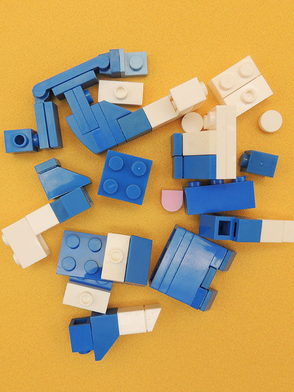 Chat qui se lèche - Bleu & Blanc - DIY Kit en Briques Décoratives (62 pièces)