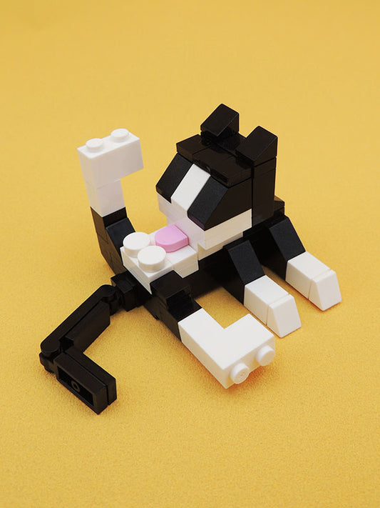 Chat qui se lèche - Noir & Blanc - DIY Kit en Briques Décoratives (62 pièces)