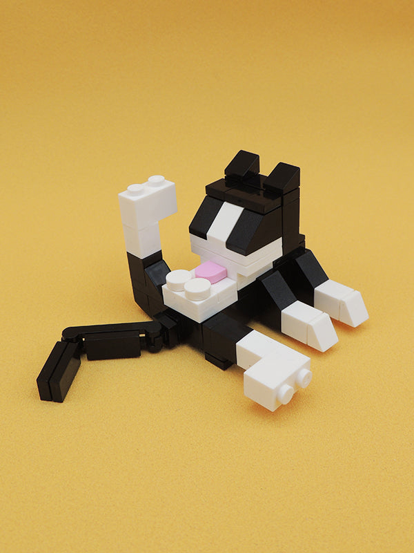 Chat qui se lèche - Kit de construction en briques décoratif (62 pièces)